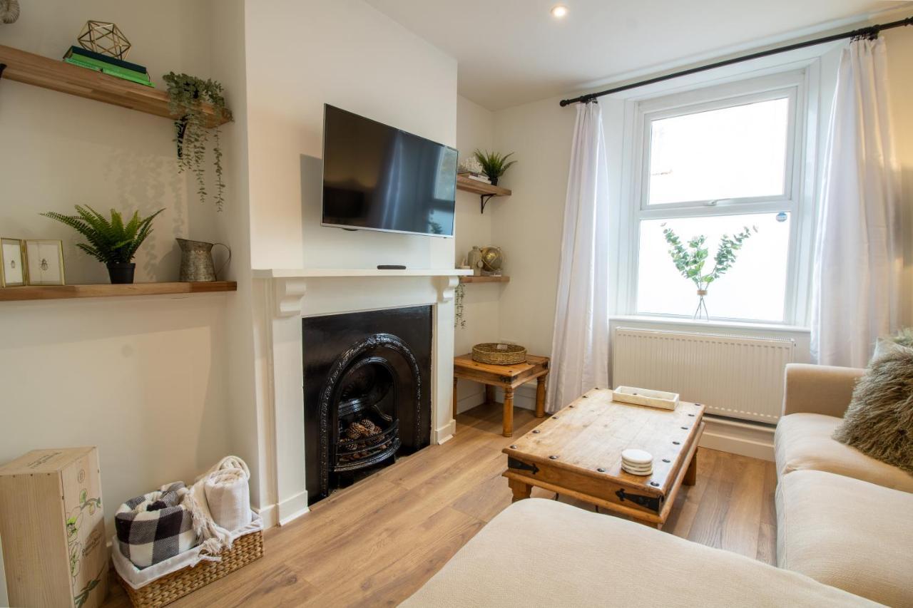 Stylish And Modern Town Centre End-Of Terrace Home Newton Abbot Zewnętrze zdjęcie